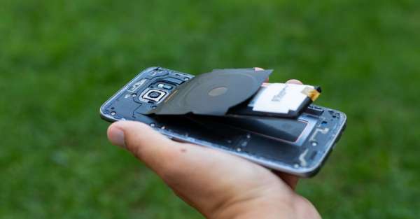 Batterie de lithium gonflée et endommagée dans un smartphone