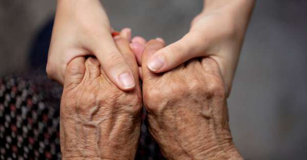 des mains jeunes qui tiennent les mains âgées