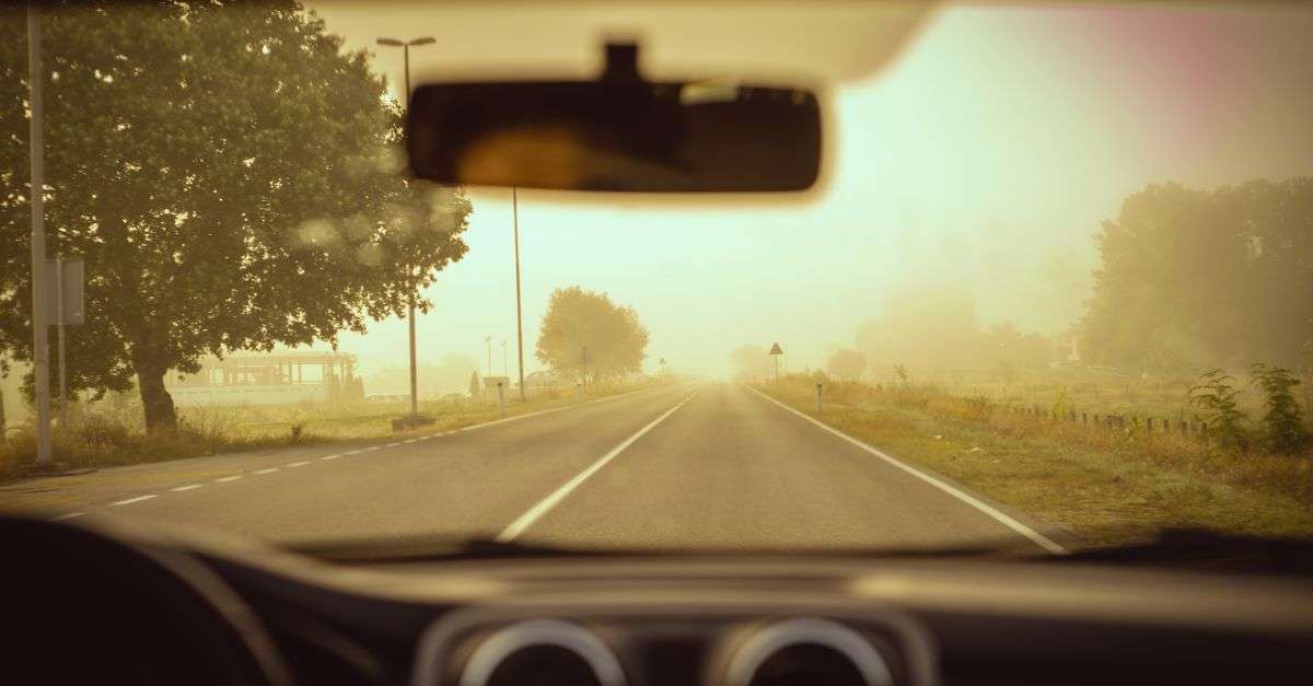 vue du conducteur avec éléments à droite et à gauche